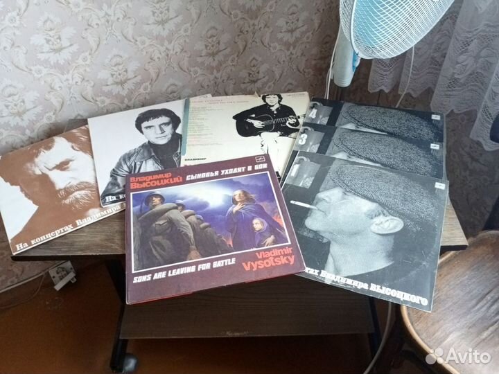 Книги, пластинки, фото Высоцкого
