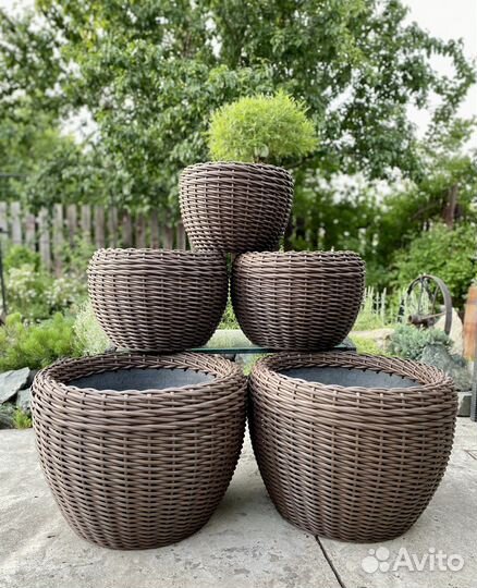 Кашпо из искусственного ротанга