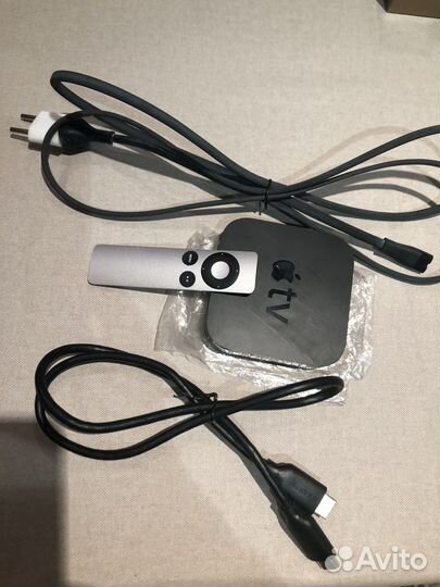Apple TV с пультом управления и проводами