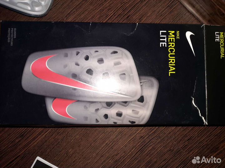 Футбольные щитки новые