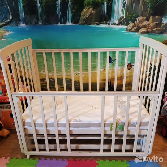 Детская кроватка с маятником