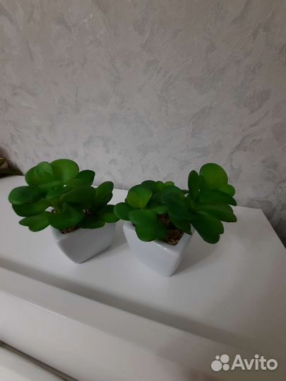 Искусственный цветок в горшке