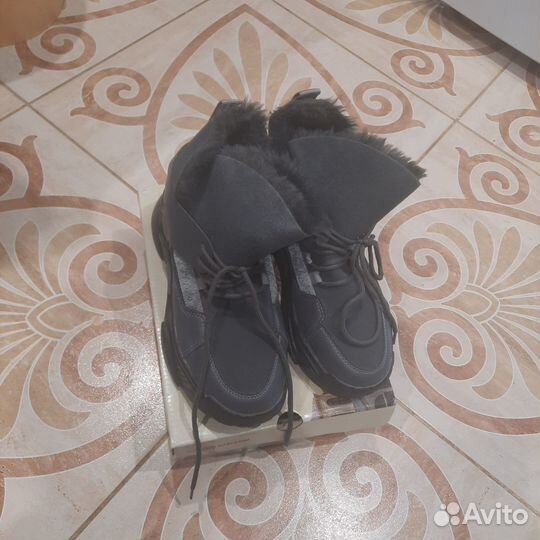 Ботинки зимние 40 размер новые