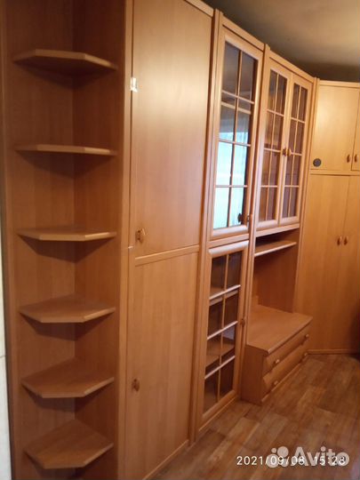 Стенка 5 секций,стол компьютерный,в разобранном ви