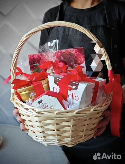 Подарочная корзина 8 марта корпоративные подарки