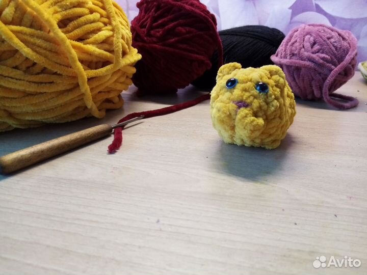 Вязаная игрушка котик