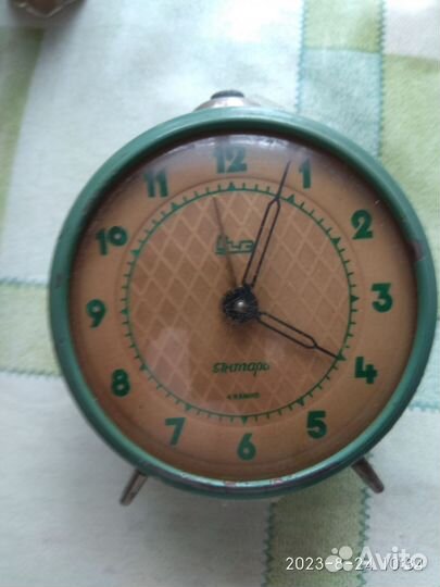 Часы будильник, янтарь очз