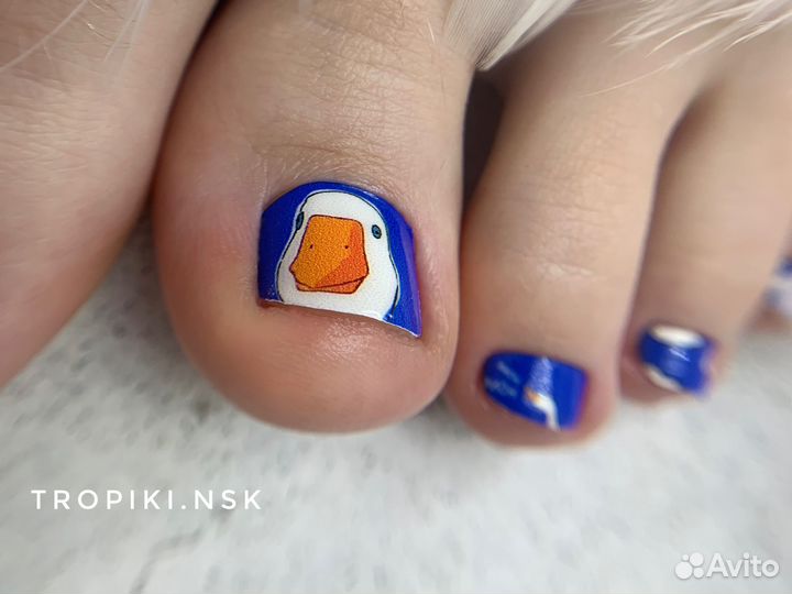 Маникюр, педикюр с покрытием в салоне