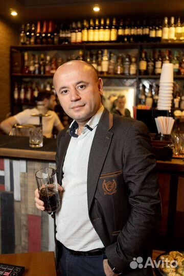 Ведущий поющий