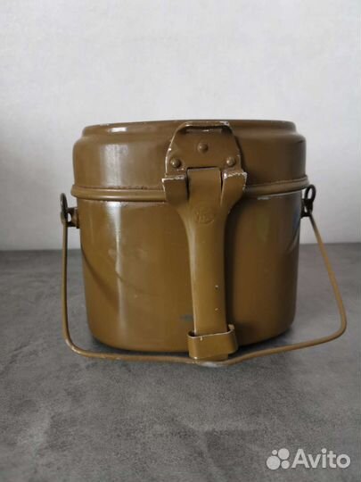 Котелок и фляга армейские