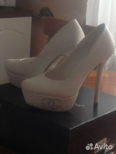Продам белые туфли