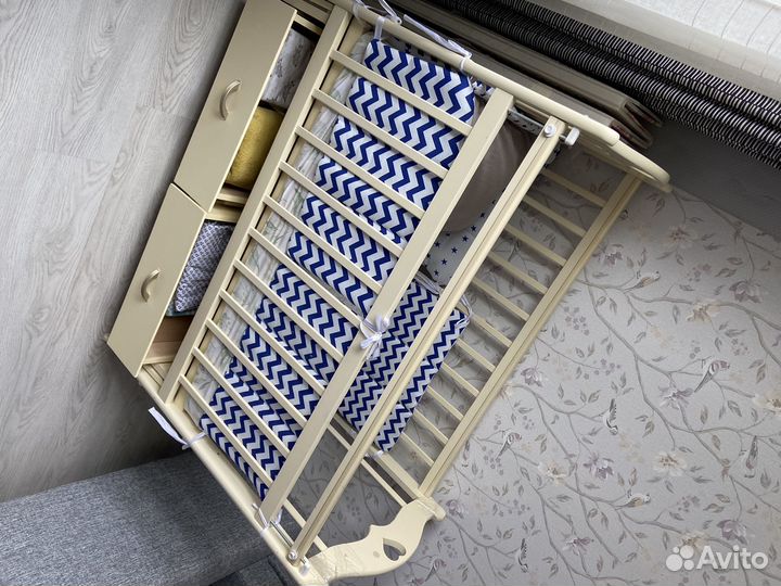 Детская кроватка с маятником и ящиком