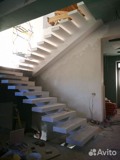 Бетонная лестница / монолитная / монтаж / на заказ