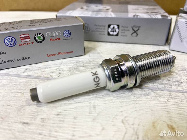 Свеча зажигания VAG 06K905601M