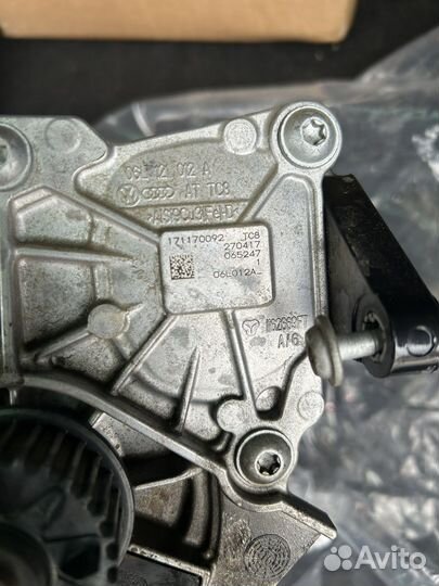 06L121111H Термостат с помпой