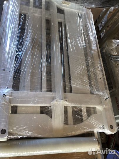 Детская кроватка с маятником