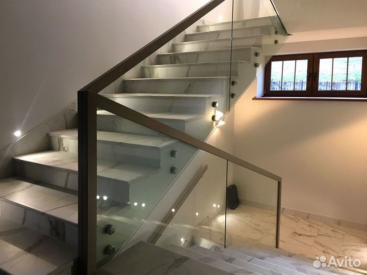 Стеклянные ограждения лестничного марша