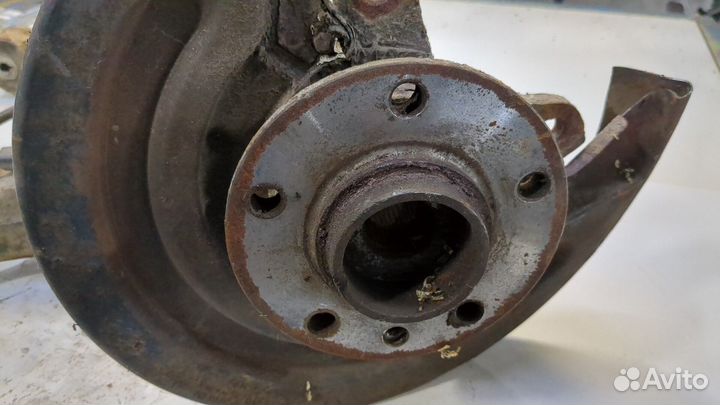 Ступица (кулак, цапфа) левая задняя Volkswagen Transporter 5