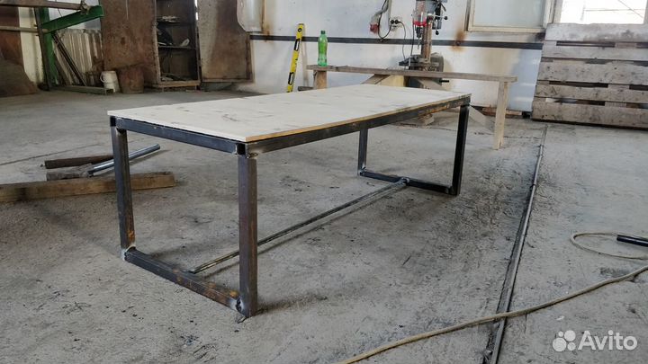 Металлические полки и стеллажи