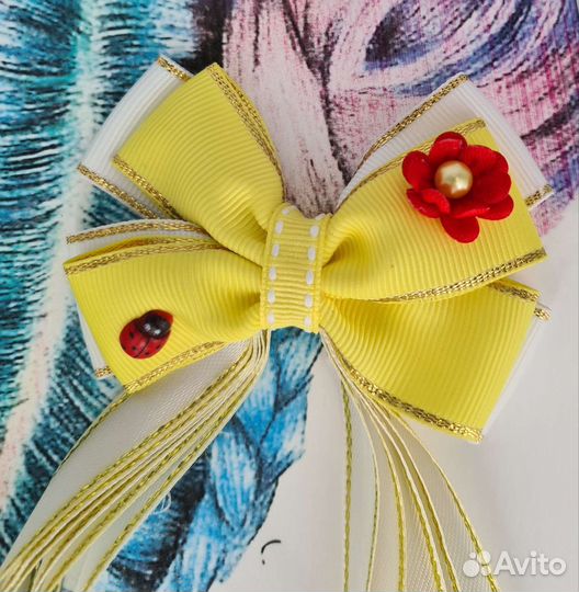 Жёлтые бантики с ярким красным акцентом