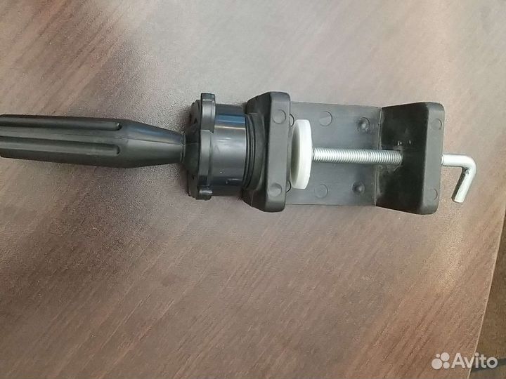 Крепление для настольной лампы к столу