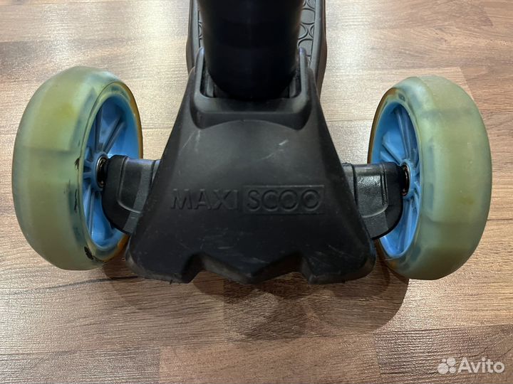 Самокат трехколесный maxiscoo