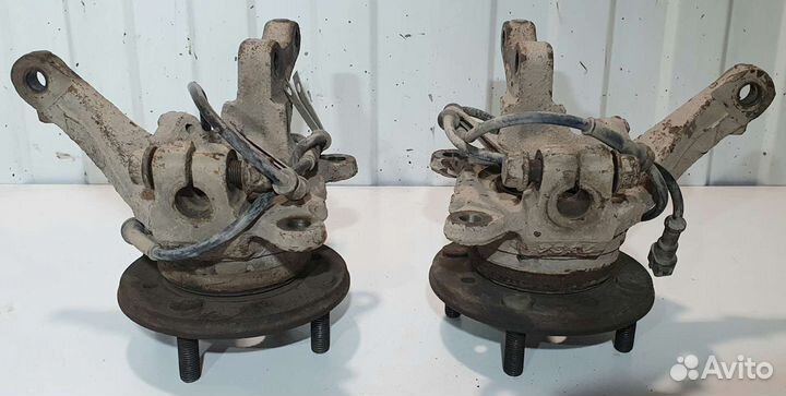 Кулак передний Левый Mitsubishi Carisma