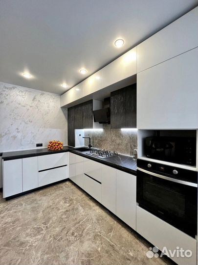 Кухня на заказ с доводчиками в Омске