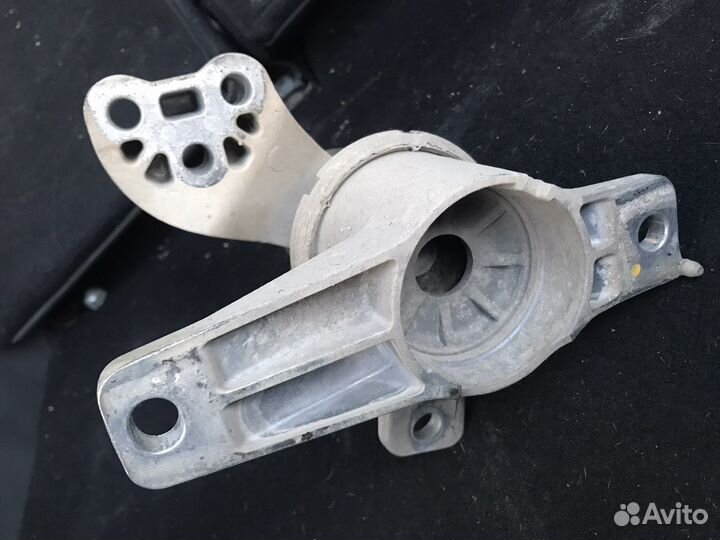 Подушка двигателя правая colt z30