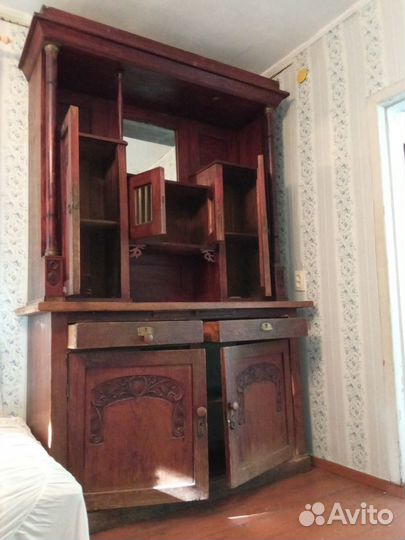 Старинный антикварный шкаф буфет