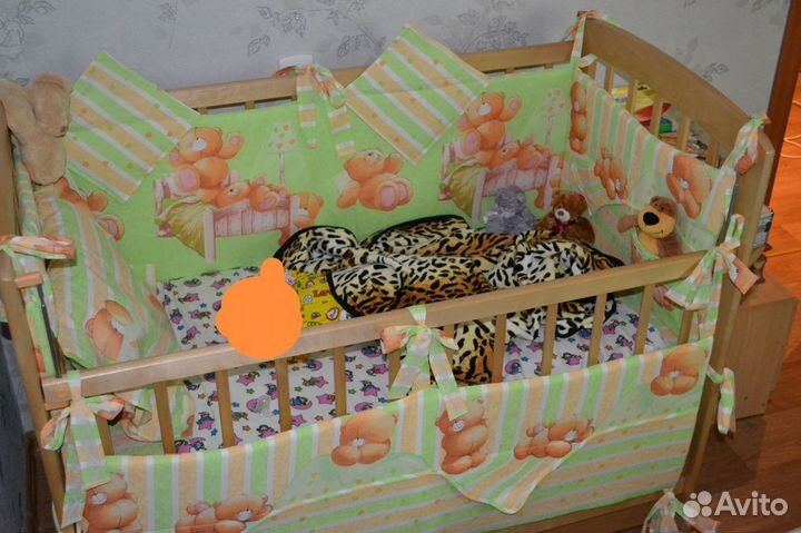 Детская кроватка с маятником