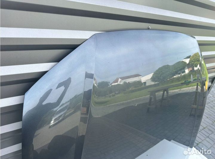 Капот на Audi Q8