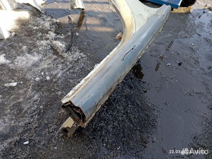 Центральная стойка кузова левая Toyota Funcargo