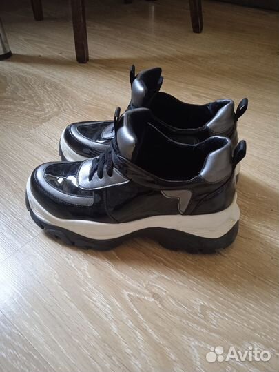 Кроссовки женские