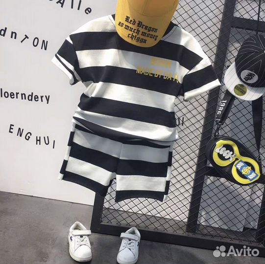 Летний костюм в полоску для мальчиков