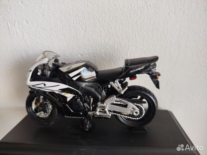 Модель мотоцикла Honda CBR1000RR Maisto 1:18