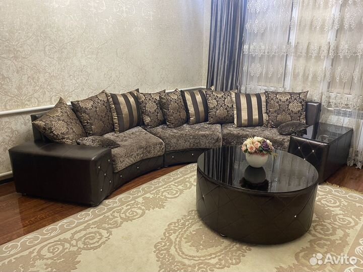 Кожаный диван