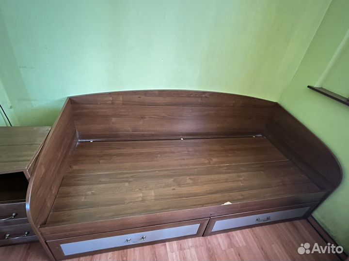 Кровать полуторная бу + тумбочка