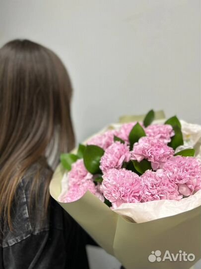 Цветы букет из розовых диантусов и зелени