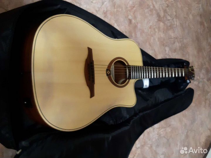 Акустическая гитара