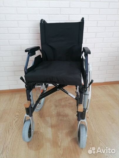 Инвалидная коляска новая. Ширина 40 см.Общая 60 см