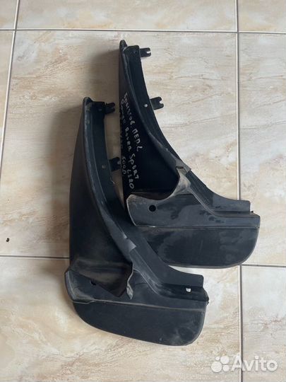 Брызговик передний левый Land Rover Range Rover