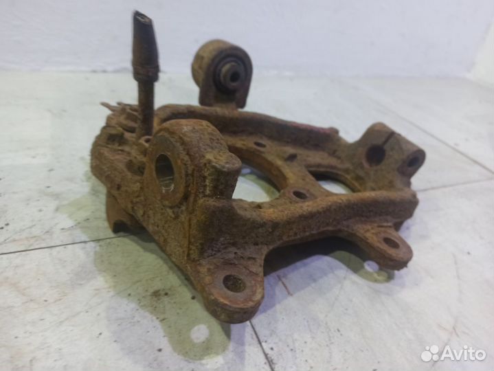 Кулак задний правый Ниссан