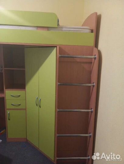 Детская кровать чердак со столом и шкафом