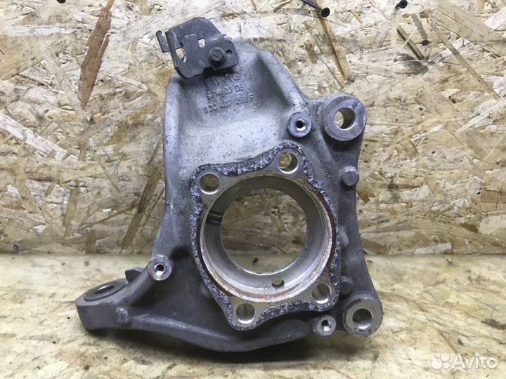 Кулак поворотный передний правый Volkswagen Passat