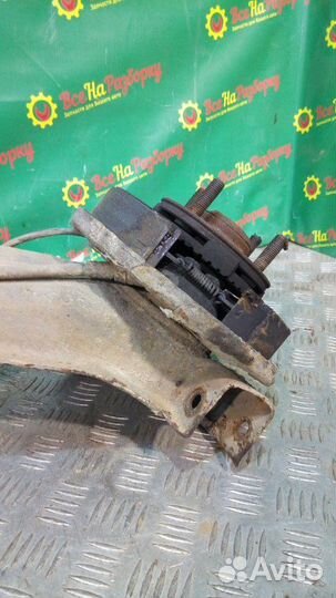 Кулак задний правый Mitsubishi Carisma седан 1.6