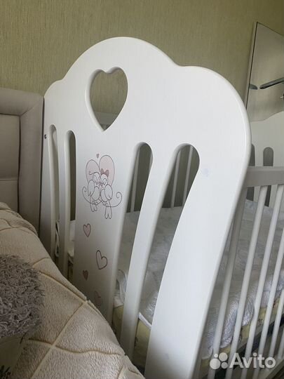 Детская кроватка с маятником и ящиком