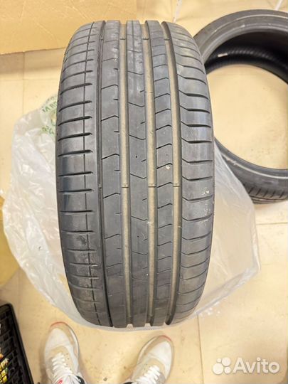 Pirelli P Zero Luxury Saloon 225/40 R19 и 255/35 R19