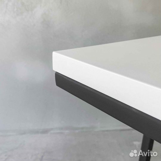 Приставной столик