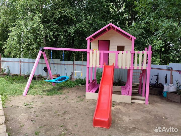 Детский деревянный домик на сваях